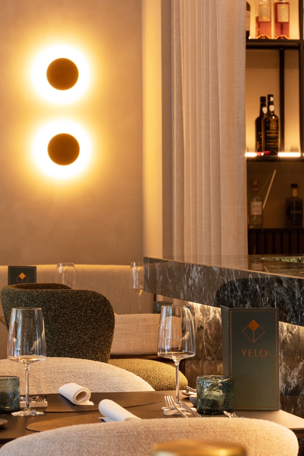 Een hoek van het restaurant in zacht licht