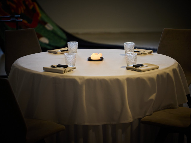Gedekte ronde tafel met kaarsje