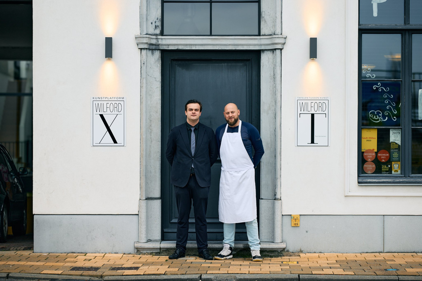 Het team van Wilford T voor de voordeur aan de Wilfordkaai