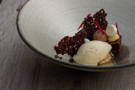 Een dessert met vanille ijs