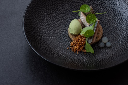 Een gerecht op een zwart bord