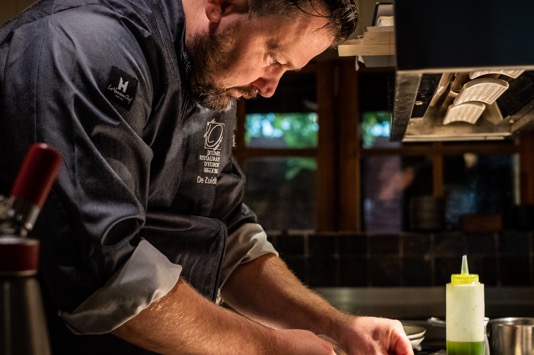 Chef Patrick aan het werk in de open keuken