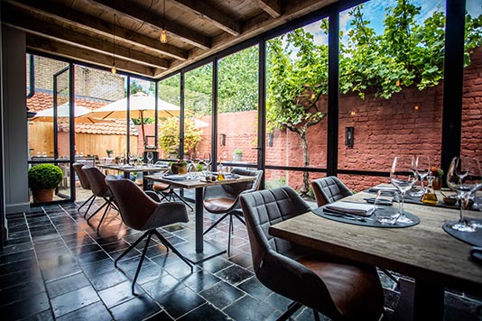 De veranda met uitzicht op de tuin