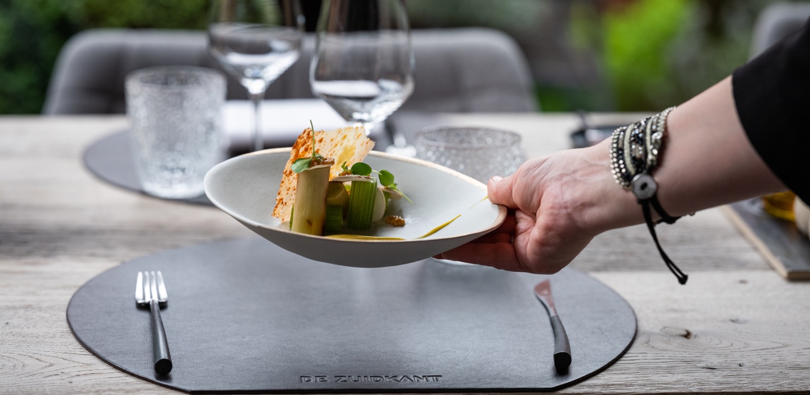 Een gerecht wordt aan tafel gebracht bij De Zuidkant