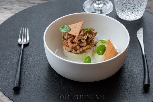 Een gerecht in een witte kom