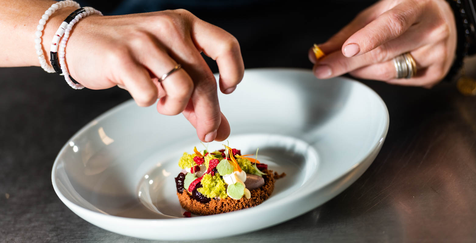 Een gerecht wordt met de hand afgewerkt