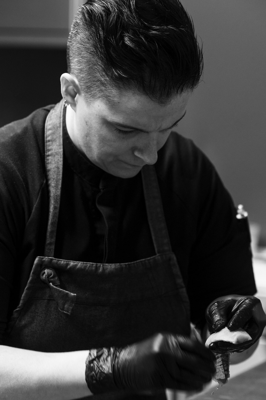 Chef Jessica Vansever aan het werk in de keuken
